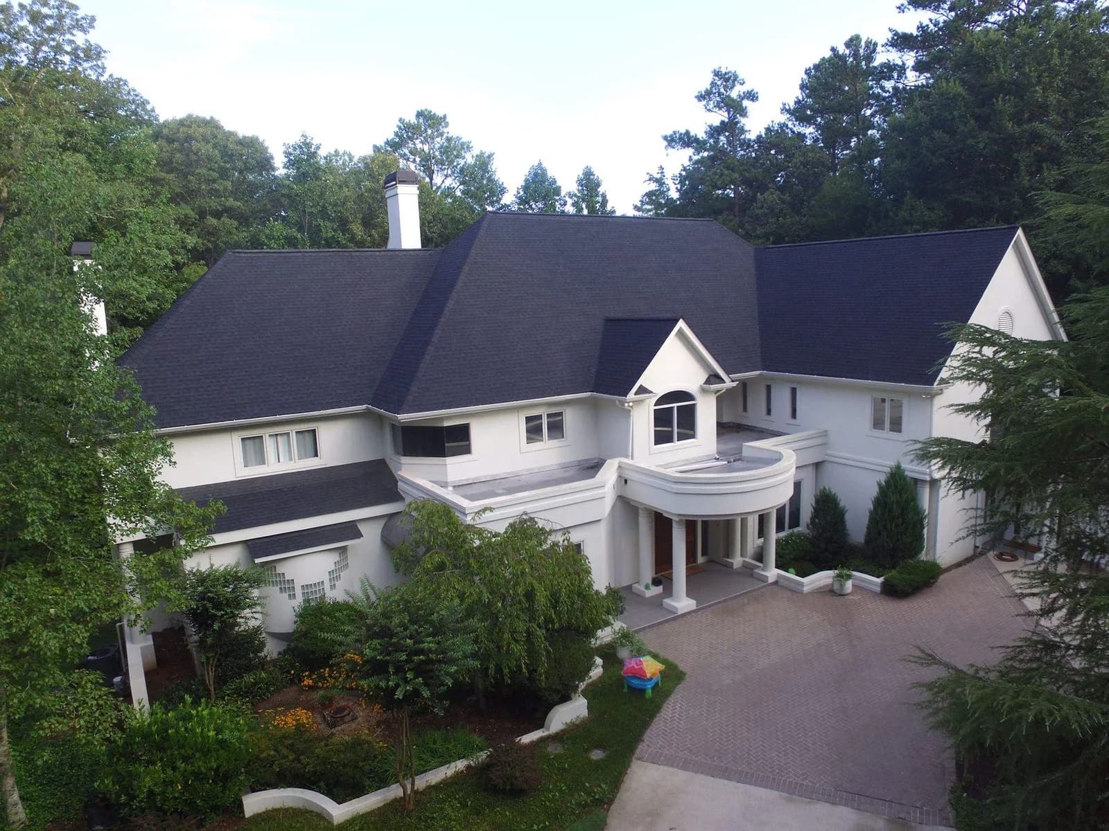 A North Georgia home with a newly installed asphalt shingle roof by Platinum Roofing
